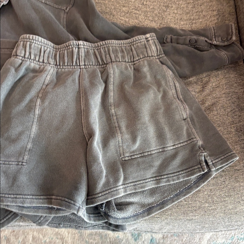 aerie Women’s Charcoal Gray Lightweight Shirt Jacket and shorts - Picture 5 of 5